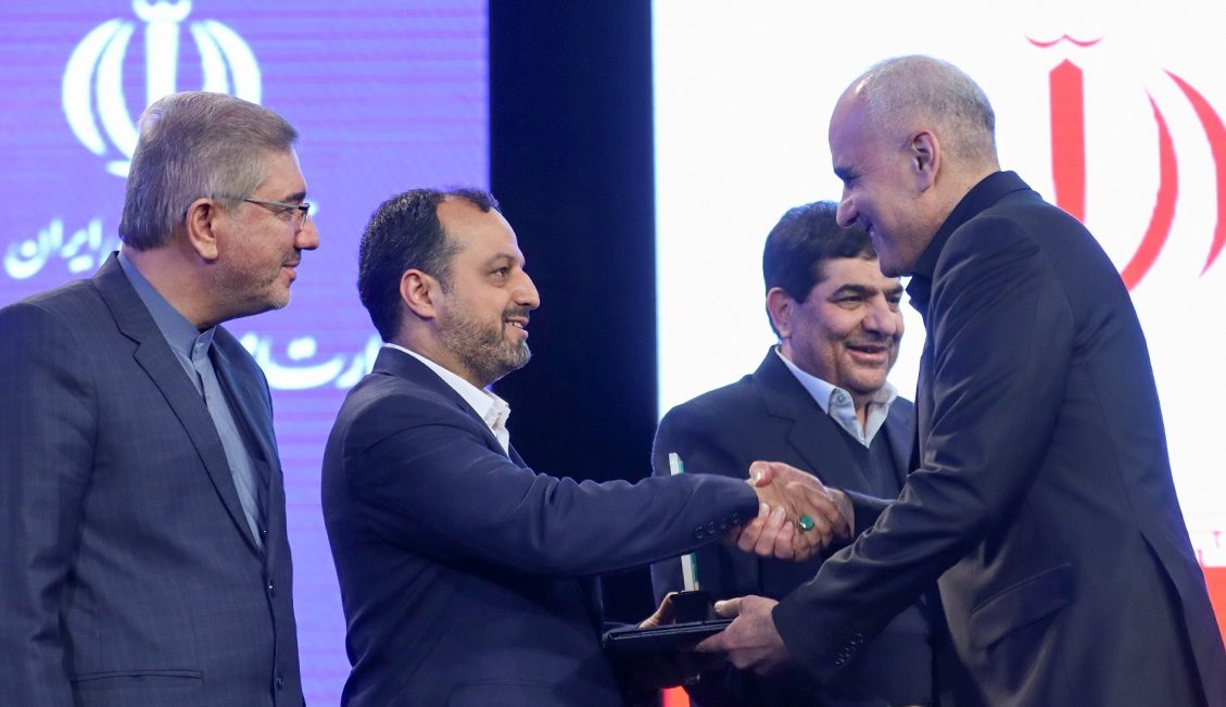 “انتخاب” نشان پیشتاز اقتصاد ایران را از معاون اول رییس جمهور دریافت کرد “انتخاب” نشان پیشتاز اقتصاد ایران را از معاون اول رییس جمهور دریافت کرد