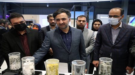 دهقانی فیروزآبادی در بازدید از نمایشگاه کاتالیستهای شیمیایی: بیمه استفاده از محصولات دانشبنیان برای صنعت کشور ضروری است دهقانی فیروزآبادی در بازدید از نمایشگاه کاتالیستهای شیمیایی: بیمه استفاده از محصولات دانشبنیان برای صنعت کشور ضروری است