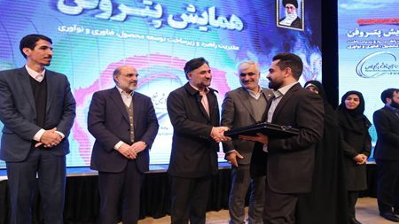 در همایش پتروفن مطرح شد: توسعه صنایع بزرگ از مسیر دانش بنیانی میگذرد در همایش پتروفن مطرح شد: توسعه صنایع بزرگ از مسیر دانش بنیانی میگذرد