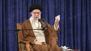 وابستگی اقتصاد به نفت با کمک مجموعههای جوان، دانا، مؤمن و مسلّط بر دانستههای اقتصادی در درون دولت کاهش مییابد وابستگی اقتصاد به نفت با کمک مجموعههای جوان، دانا، مؤمن و مسلّط بر دانستههای اقتصادی در درون دولت کاهش مییابد