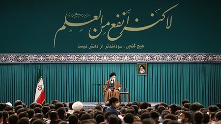 تحول بوسیله مغزهای متفکر و انسانهای فعال که شما جوانان و دانشجویان مؤمن جزو آنها هستید، رقم خواهد خورد تحول بوسیله مغزهای متفکر و انسانهای فعال که شما جوانان و دانشجویان مؤمن جزو آنها هستید، رقم خواهد خورد