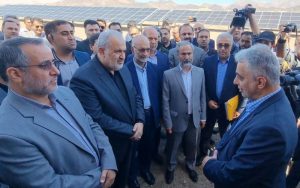 وزیر صمت و سرپرست هیات عامل ایمیدرو از نیروگاه تولید برق خورشیدی سمنان دیدن کردند وزیر صمت و سرپرست هیات عامل ایمیدرو از نیروگاه تولید برق خورشیدی سمنان دیدن کردند