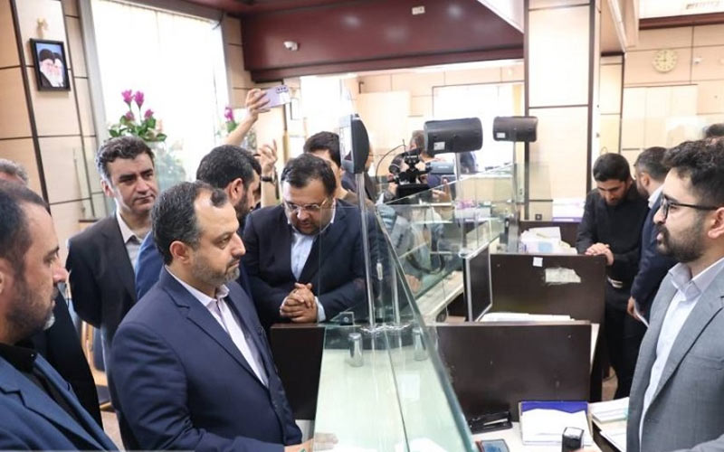 بازدید سرزده وزیر اقتصاد از شعبه بانك صادرات ایران در اسلامشهر بازدید سرزده وزیر اقتصاد از شعبه بانك صادرات ایران در اسلامشهر