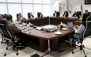در صنعت نفت بالغ بر ۲۰۰ میلیارد دلار سرمایهگذاری معطل وجود دارد در صنعت نفت بالغ بر ۲۰۰ میلیارد دلار سرمایهگذاری معطل وجود دارد