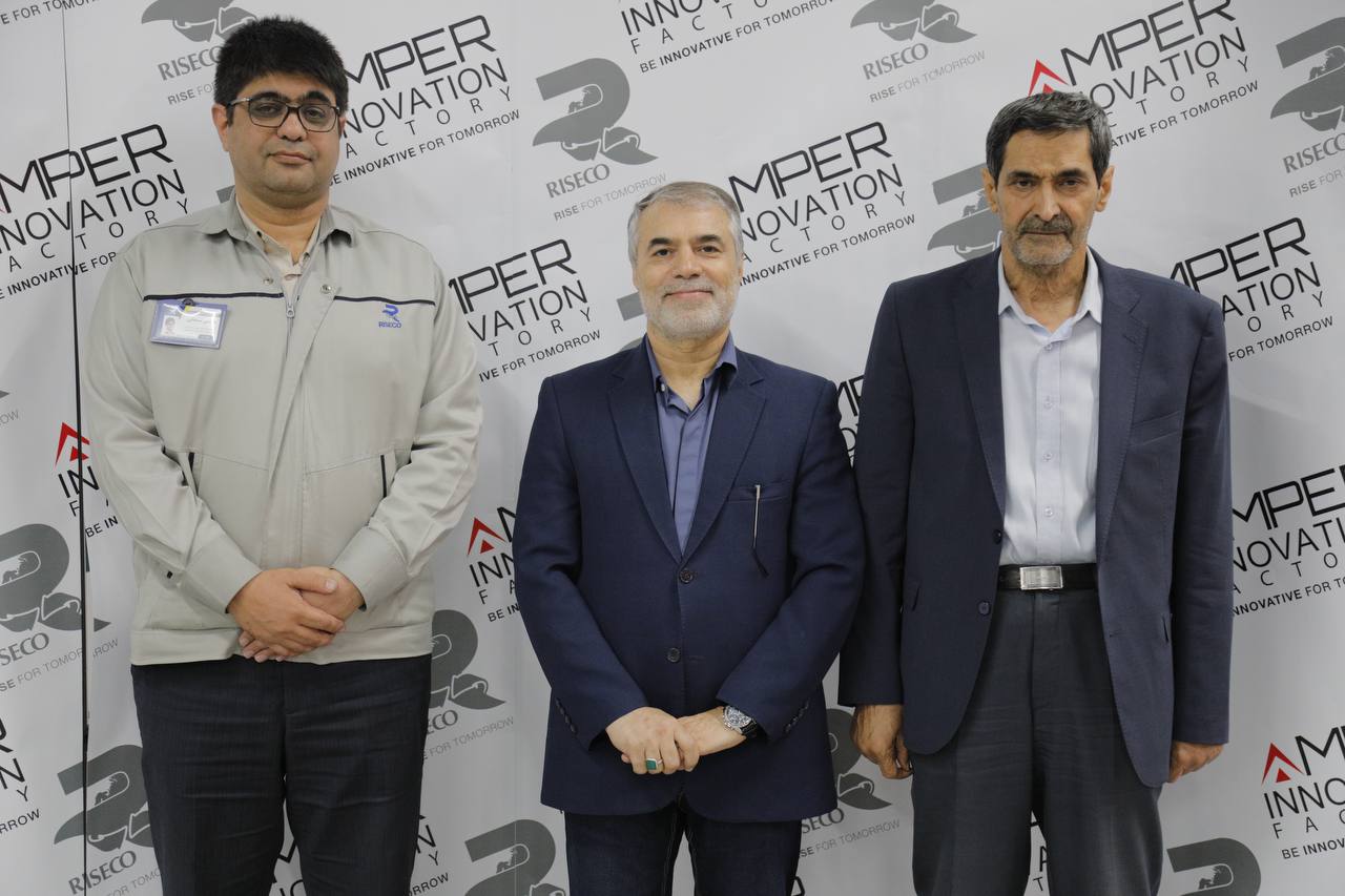 منوچهر منطقی از کارخانه نوآوری و صنایع خلاق آمپر بازدید کرد