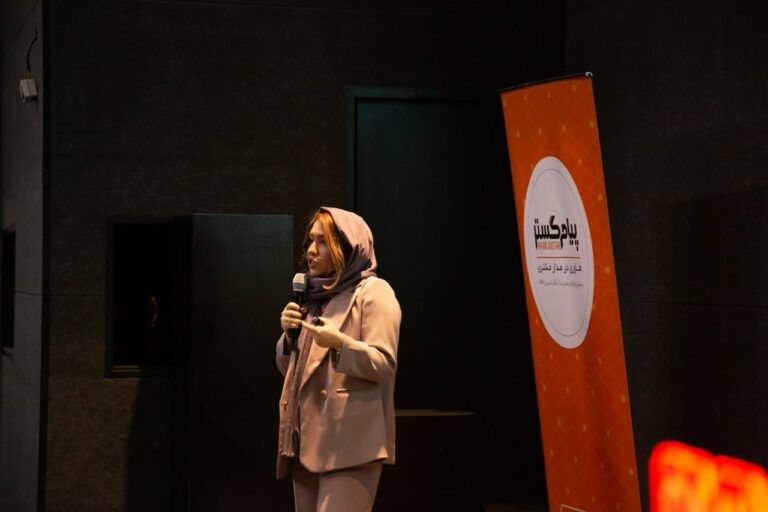 تهمینه روح‌افزا سرپرست ارتباط با مشتریان در شرکت آسان پرداخت