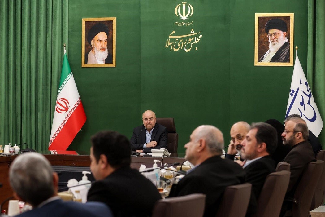 با افرادی که مقررات مضر برای بخش تولید وضع می‌کنند، برخورد شود 