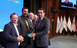 تندیس زرین تعالی و سرآمدی به اتاق ایران اعطا شد تندیس زرین تعالی و سرآمدی به اتاق ایران اعطا شد