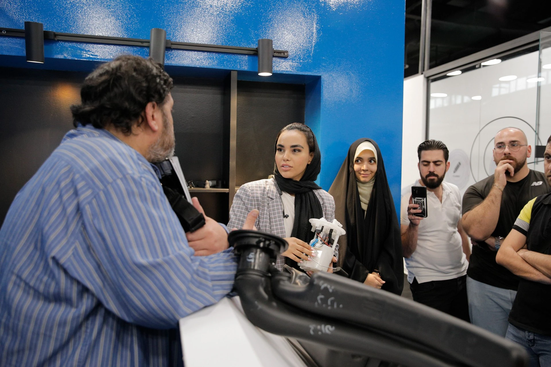 هیئت سوریه‌ای در کارخانه نوآوری آمپر