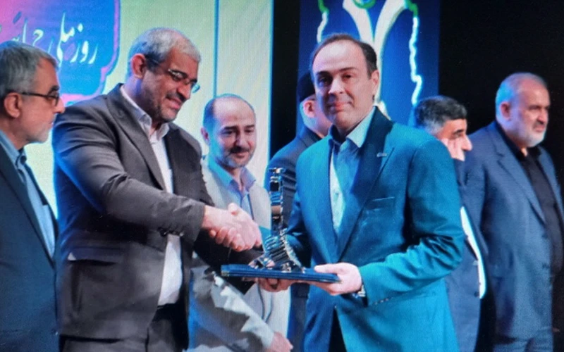 لوح و تندیس ملی رعایت حقوق مصرفکنندگان به شرکت لجستیک گلدیران رسید لوح و تندیس ملی رعایت حقوق مصرفکنندگان به شرکت لجستیک گلدیران رسید