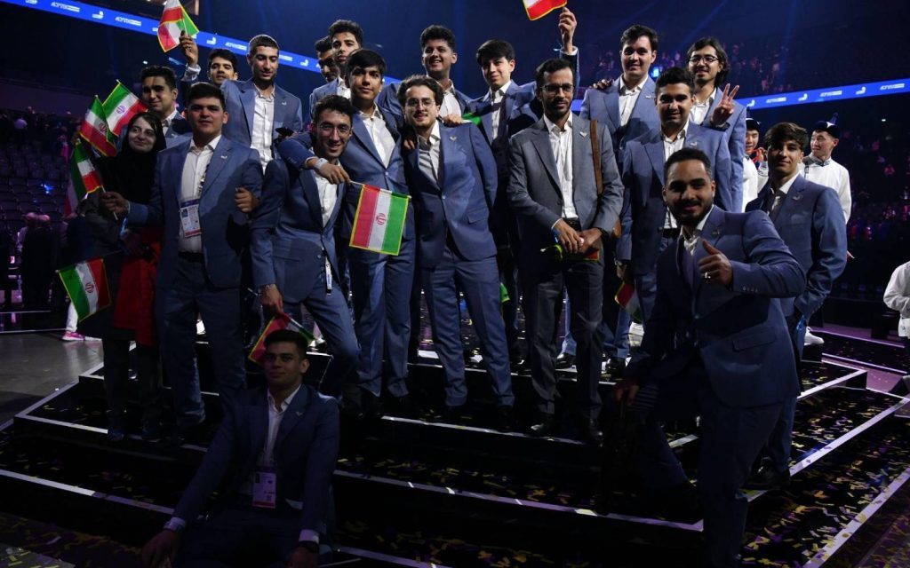 اهتزاز پرچم ایران در شب افتتاحیه مسابقات جهانی ۲۰۲۴ لیون اهتزاز پرچم ایران در شب افتتاحیه مسابقات جهانی ۲۰۲۴ لیون